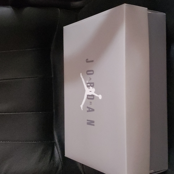 AIR JORDAN 11 RETRO (GS) 'Cool Grey' 2021 - Picture 12 of 16